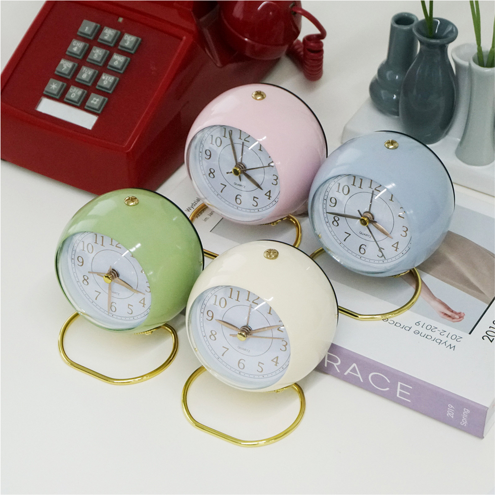 Noiseless classic alarm analog retro watch