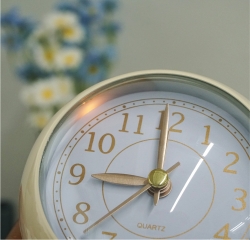 Noiseless classic alarm analog retro watch