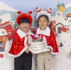 Santa Cape Costume for Kids Christmas Party (Ages 3-5)